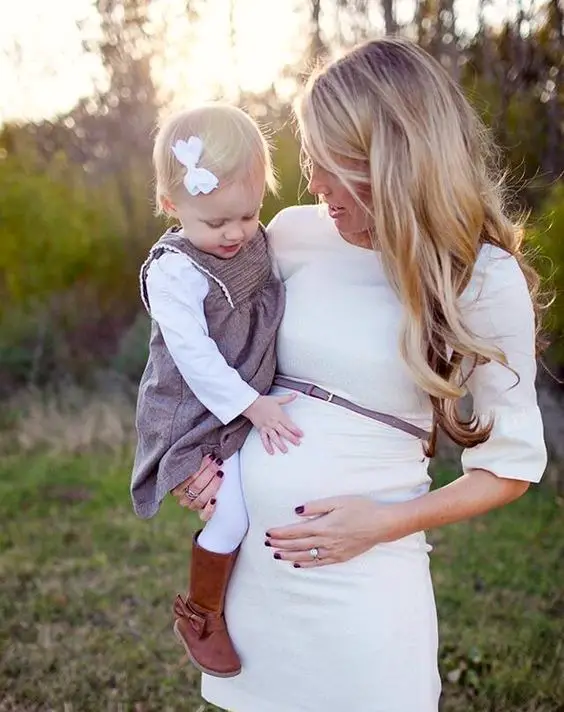 Embarazada con su hija pequeña