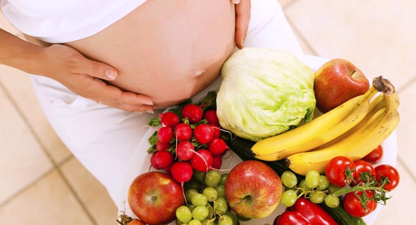 embarazada con alimentos saludables