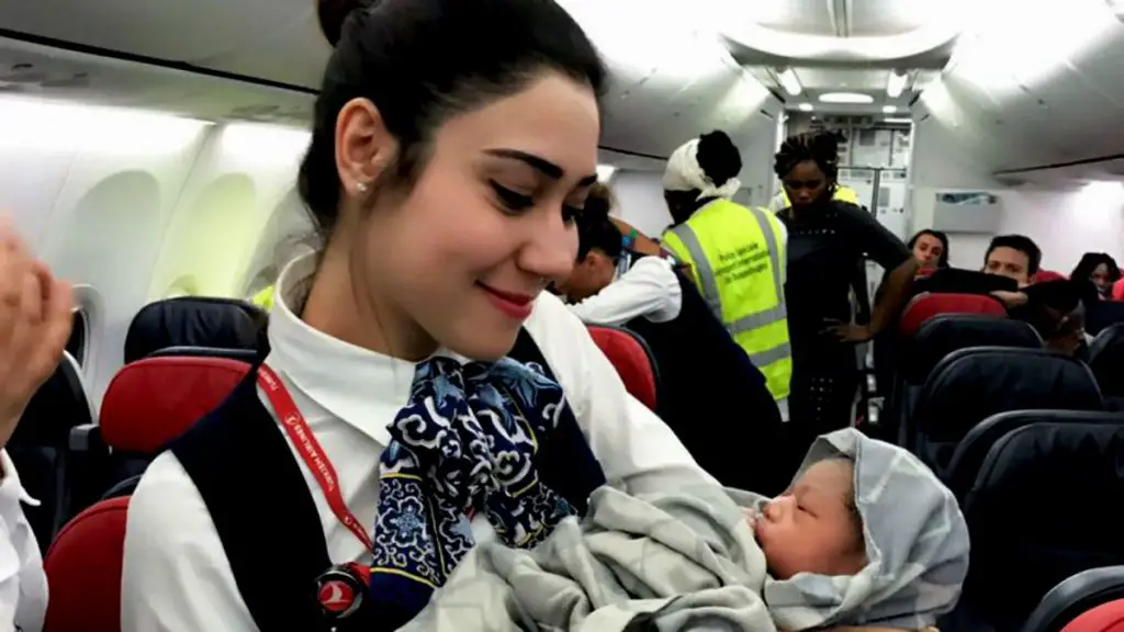 bebé recién nacido en un avión