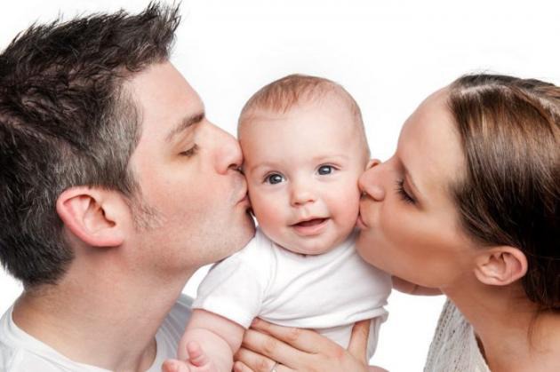 Padrino y madrina con su ahijado dándole un beso Padrino y madrina con su ahijado dándole un beso