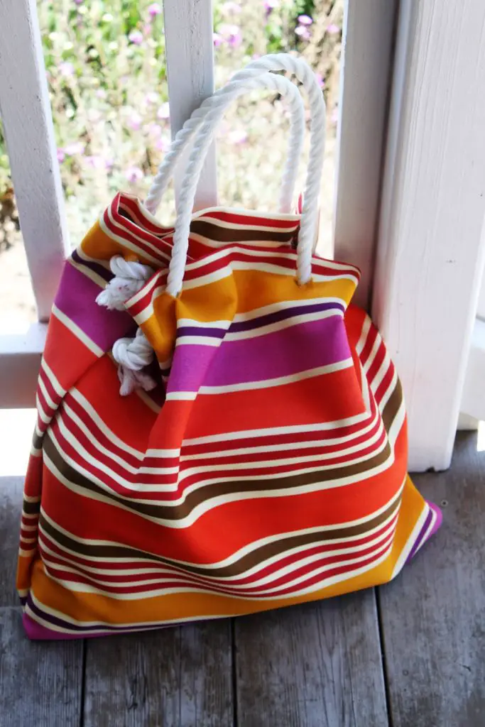 Bolso de tela y rayas de colores Bolso de tela y rayas de colores