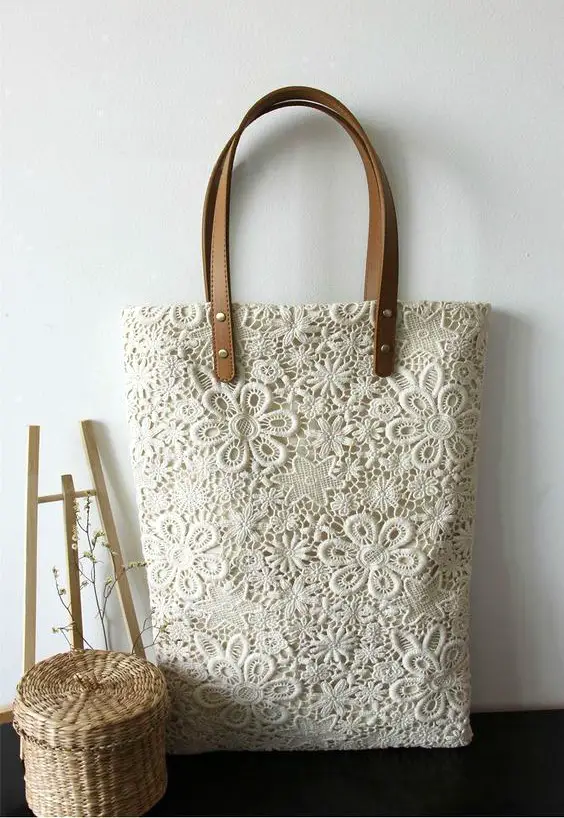 Bolso con detalles de encaje blanco