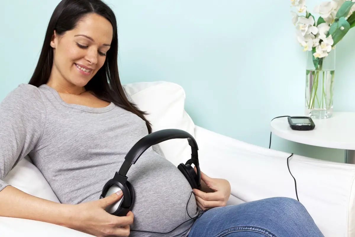 Disfruta los beneficios de la música para embarazadas