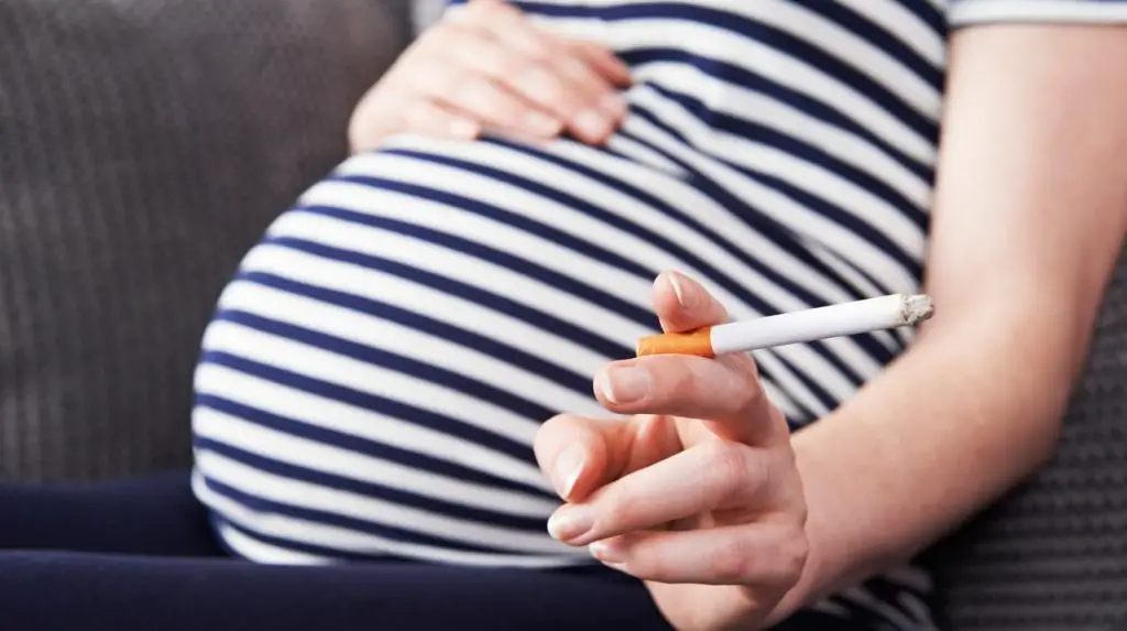 Fumar durante el embarazo afectaría la fertilidad de tus nietas 