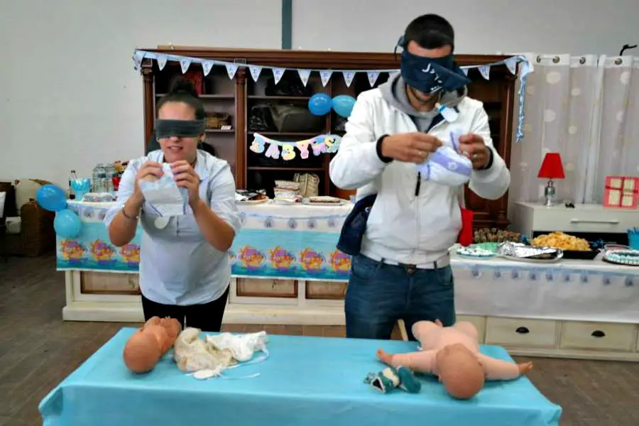 Foto de dos personas jugando en un baby showers Foto de dos personas jugando en un baby showers