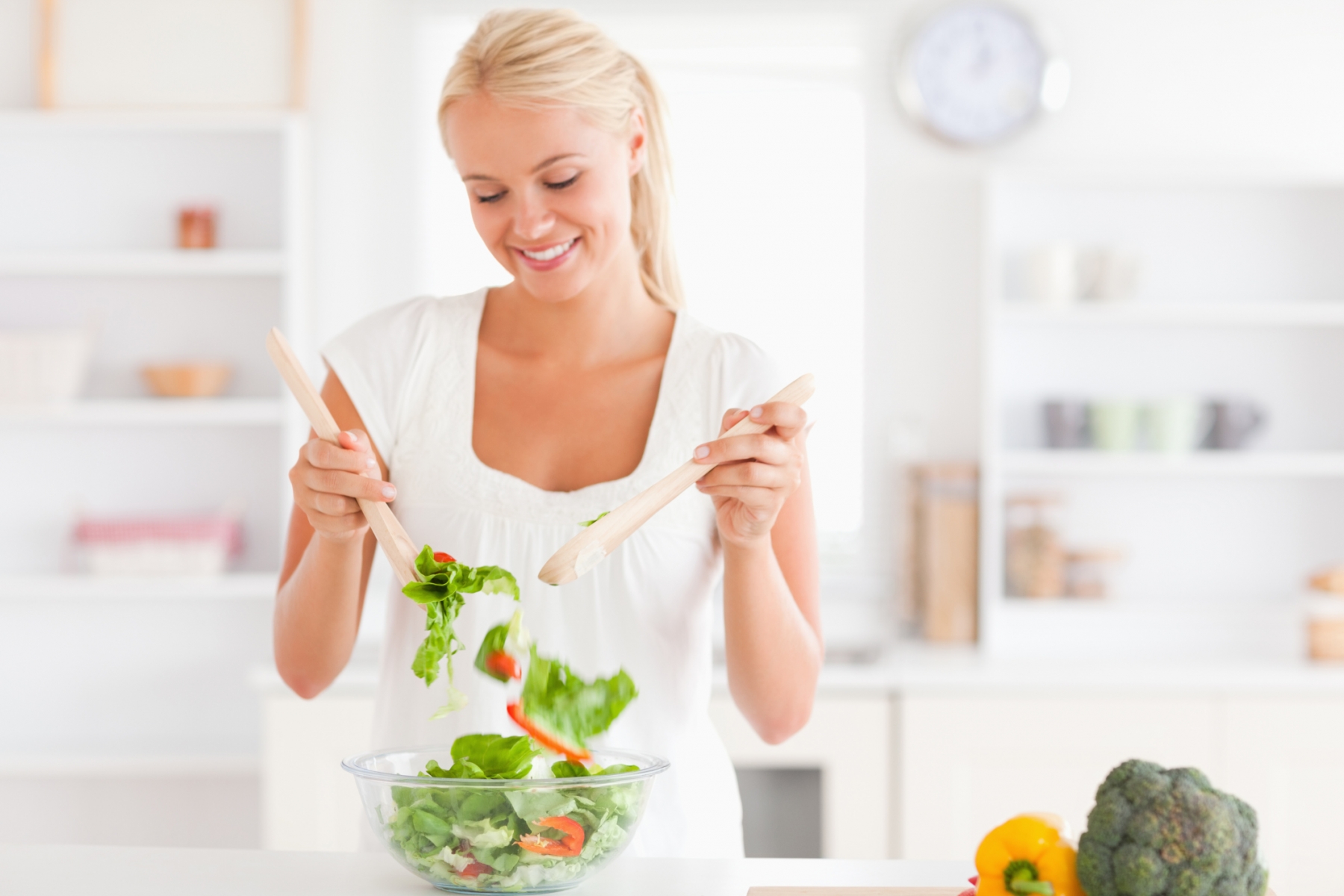 Mujer preparando dietas rápidas y saludables en una cocina