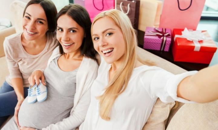 Tres amigas felices en un baby shower Amigas-en-un-baby-showers