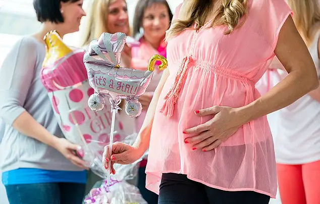 Foto de una embarazada con regalos en su fiesta de baby showers
