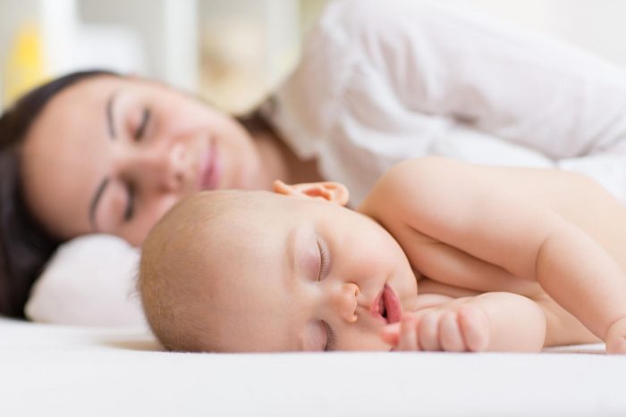 Bebé durmiendo con mamá