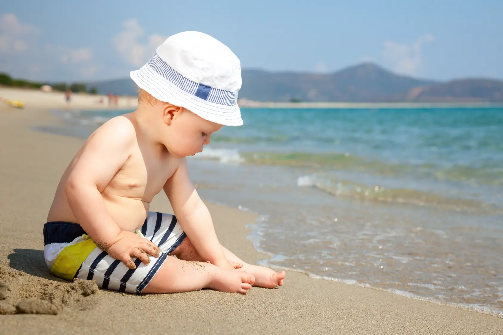 Bebé jugando en la orilla de la playa