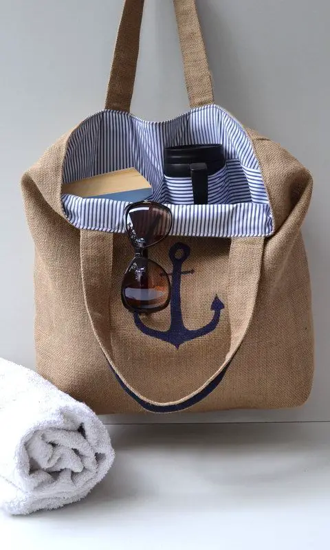 Bolso de tela con doble deiseño y algunos accesorios dentro de el. Bolso de tela con doble deiseño y algunos accesorios dentro de el.