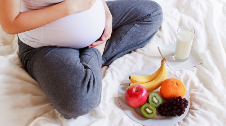 Embarazada con muchas frutas
