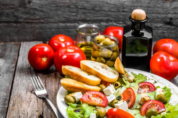 dietas rápidas mediterranea Un plato de ensalada con pan y aceite de oliva