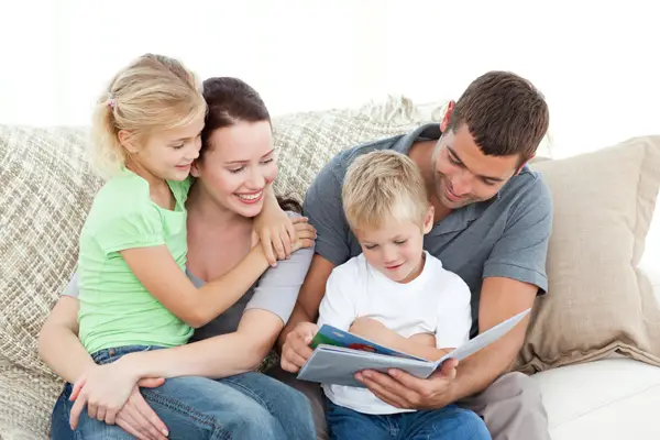 Familia de mamá, papá y dos hijos