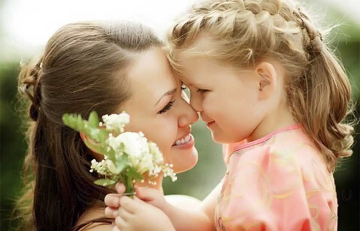 mamá dándole cariño su hija
