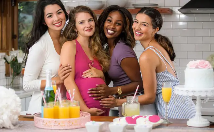 Juegos: Mujeres riendo y compartiendo en el baby shower de una embarazada