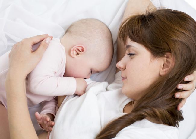 bebés recién nacidos Mamá con bebé en su pecho