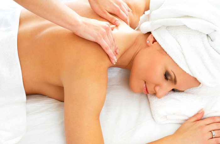 Mujer realizándose un masaje relajante