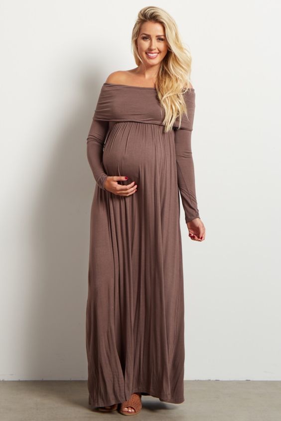 vestidos para embarazada Embarazada luciendo un maxi vestido off shoulders