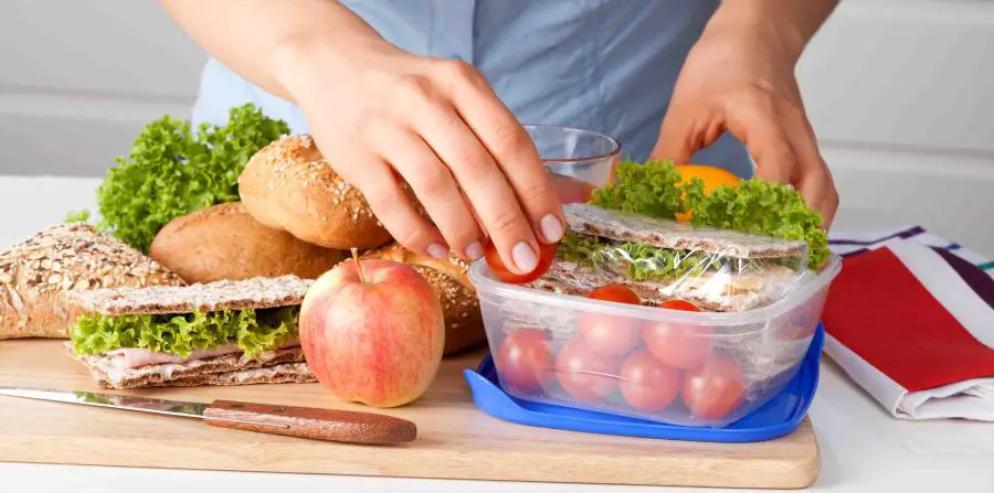 mujer prerando alimentos saludables con dietas rápidas