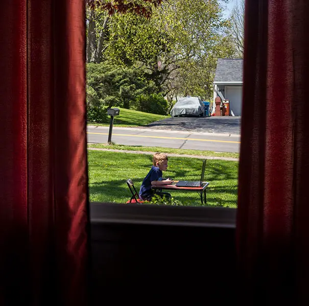 niño jugando afuera niño jugando afuera