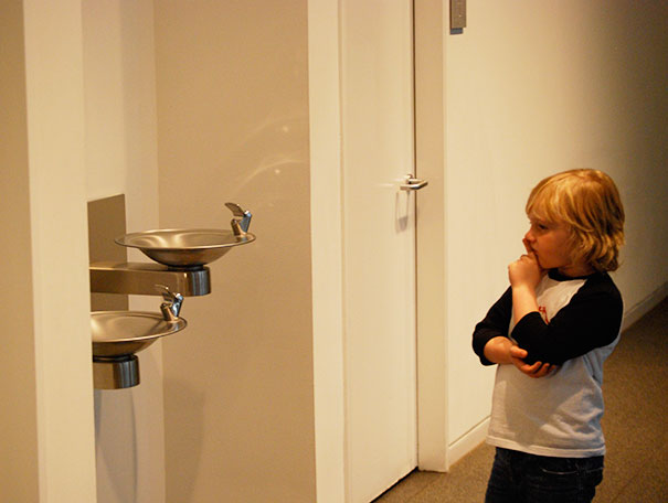 niño observando arte niño observando arte