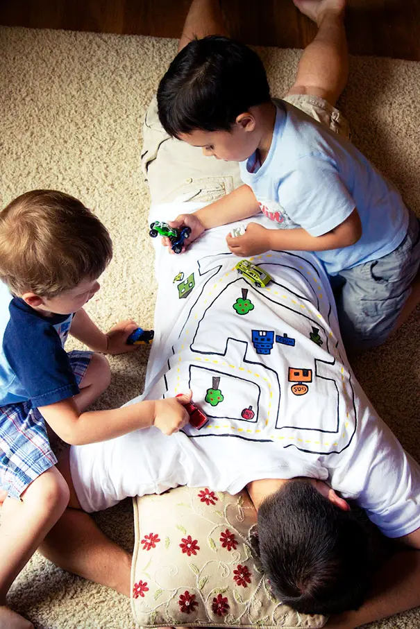 niños jugando con su papá