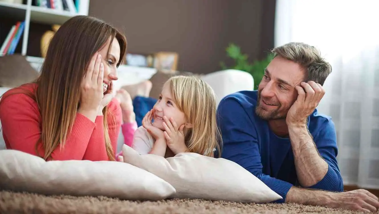 Niña hablando con sus padres
