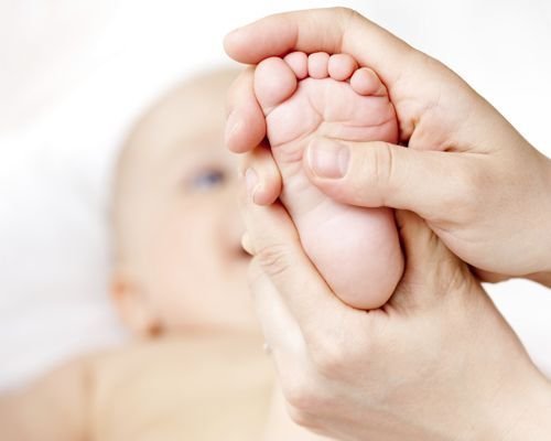 mama tocando el pie de un bebé