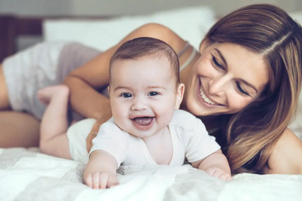 bebes recién nacidos mamá con bebé recién nacido en cama