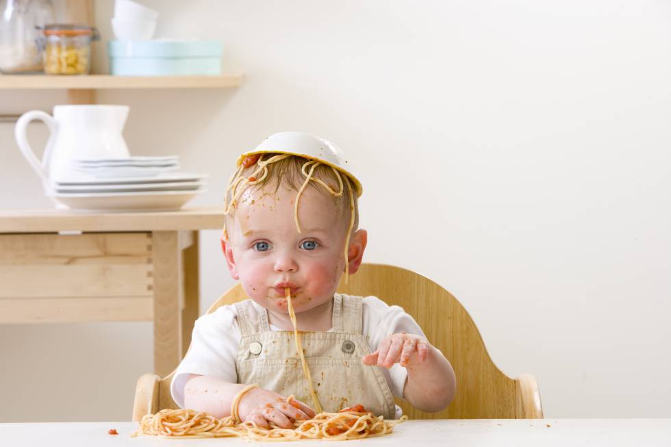 comida para bebés bebe comiendo spaguetti