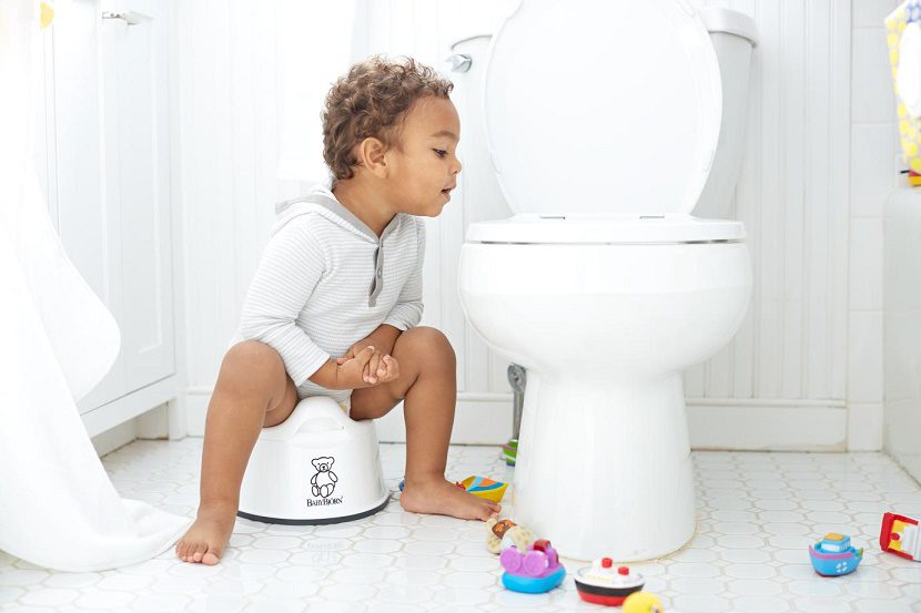 bebé en el baño con un orinal bebé en el baño con un orinal