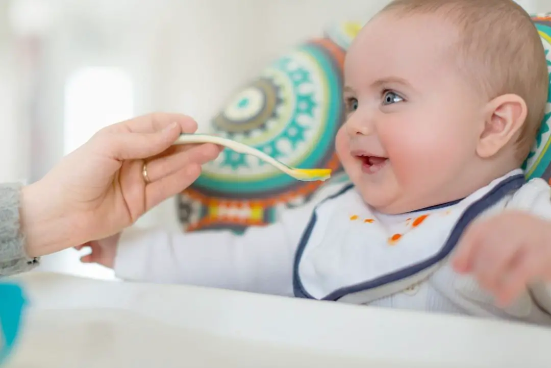 bebe pequeño comiendo