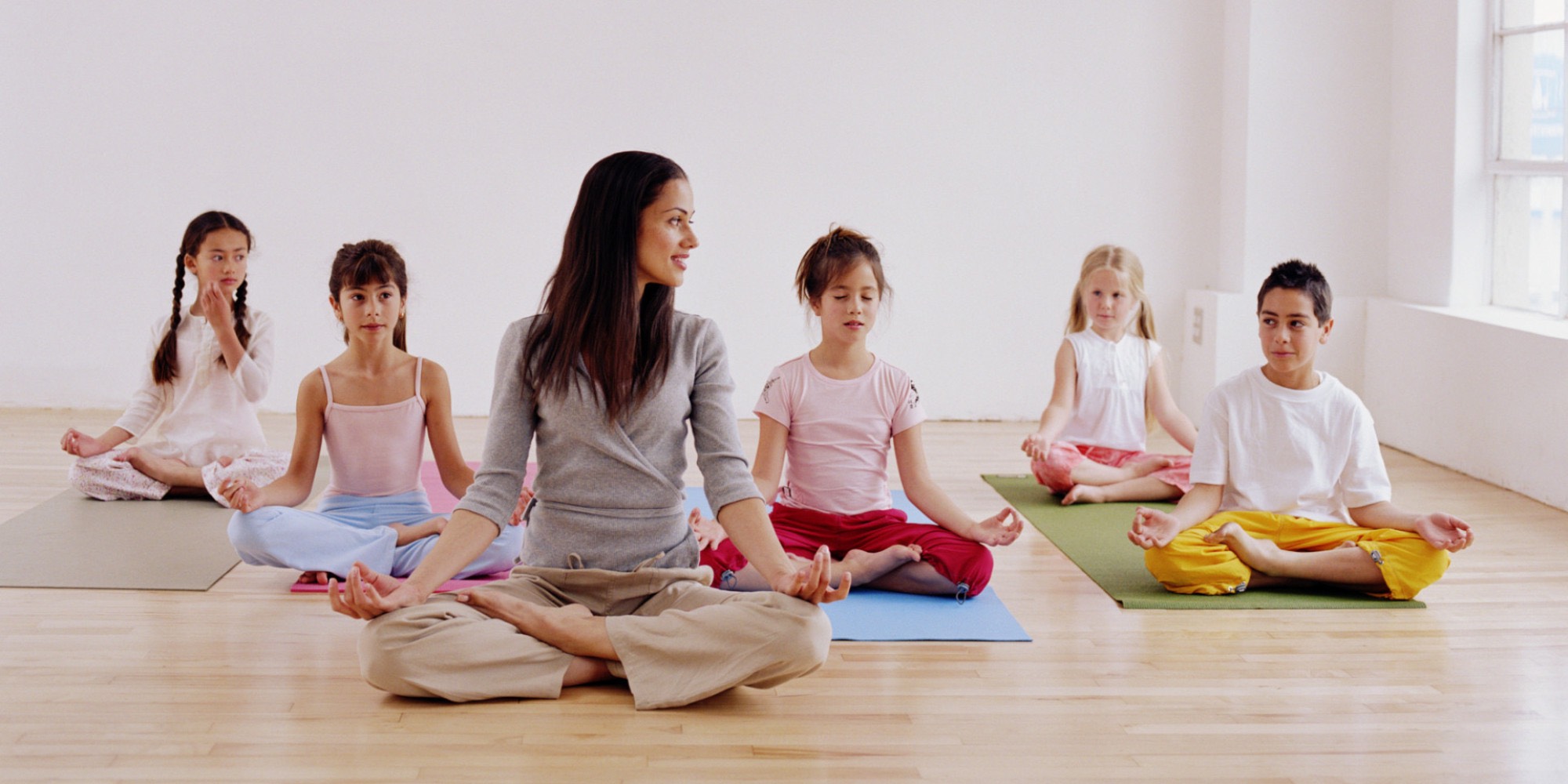 clase de yoga para niños