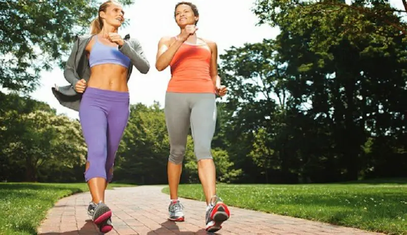 piernas de mujer correr y caminar para las piernas