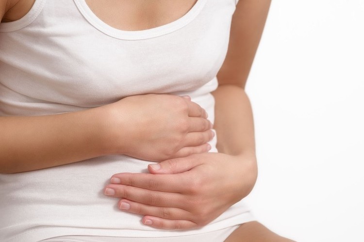 Mujer con las manos en el abdomen Mujer con las manos en el abdomen