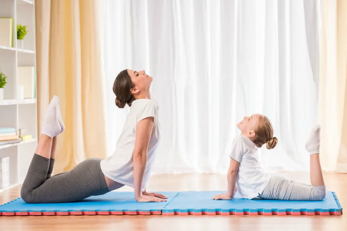 yoga para niños mama e hija haciendo yoga