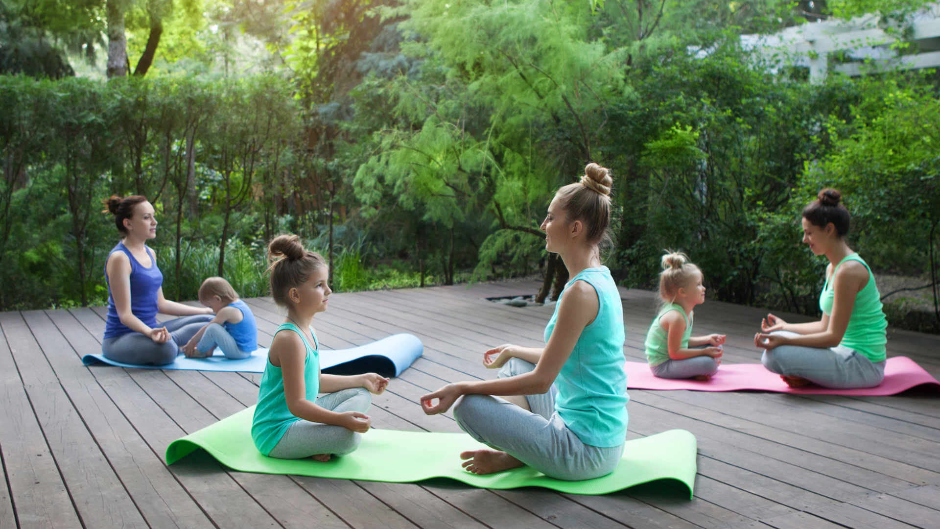 mamá e hija practicando yoga