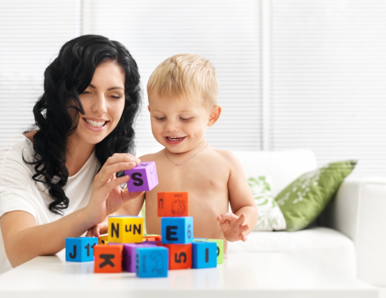 nino de dos anos mamá jugando con su niño
