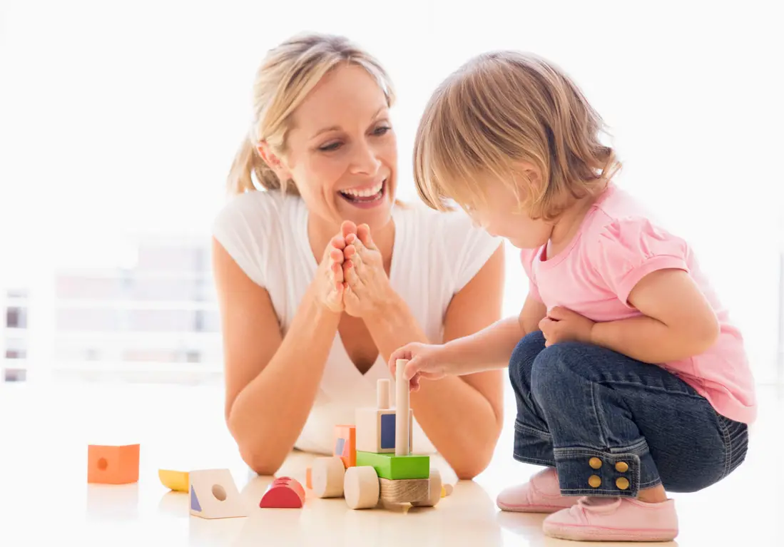 mamá con niña de dos años