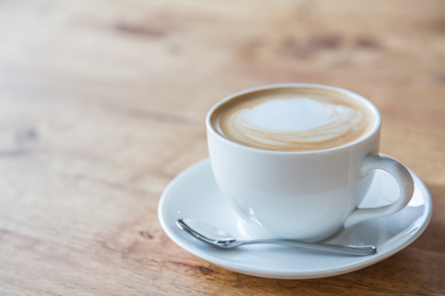 taza blanca de porcelana