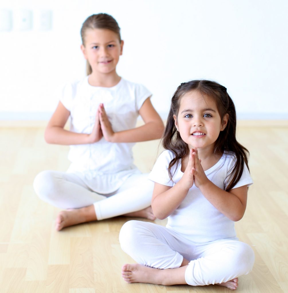 yoga para niños niñas practicando yoga