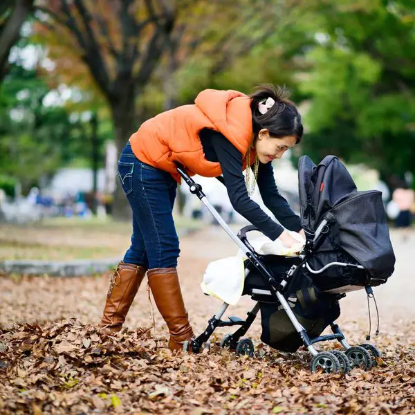 no debes cubrir el coche de tu bebé Bebe de paseo en coche