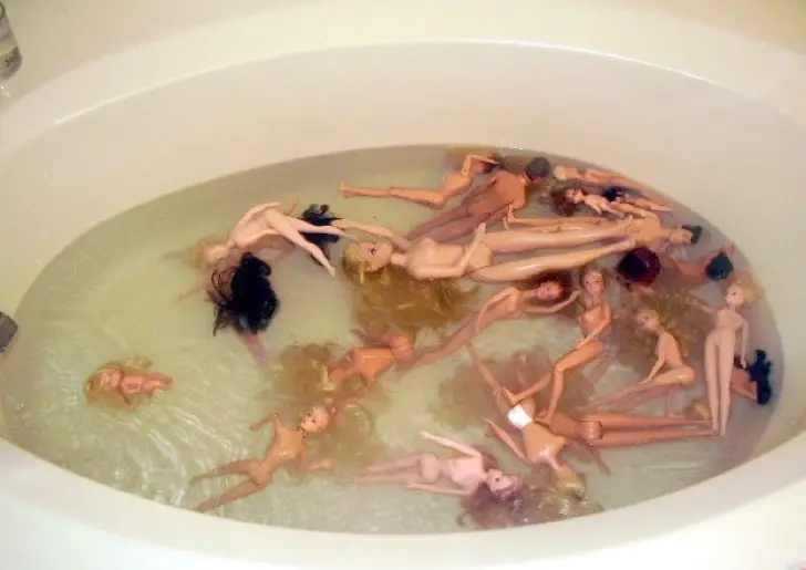 cosas que toda nina hace con su barbie barbie en la bañera