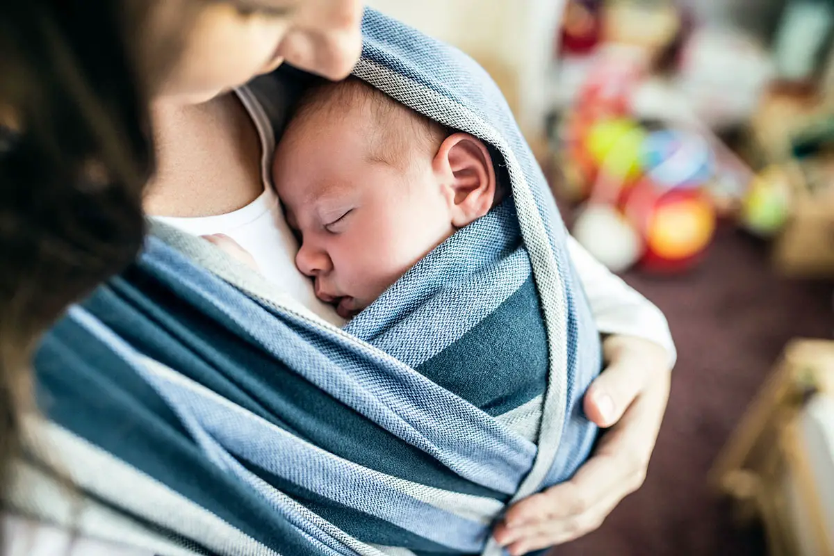 Mama con bebe en brazos