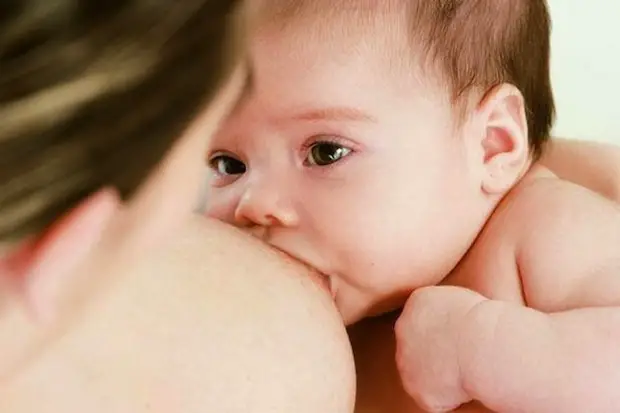 lactancia materna prolongada bebe de un año amamantando