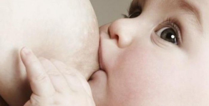 lactancia materna en el habla bebe amamantando