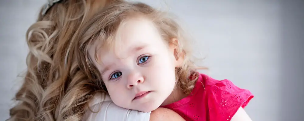 Despedirse de sus hijos bebé llorando por mamá