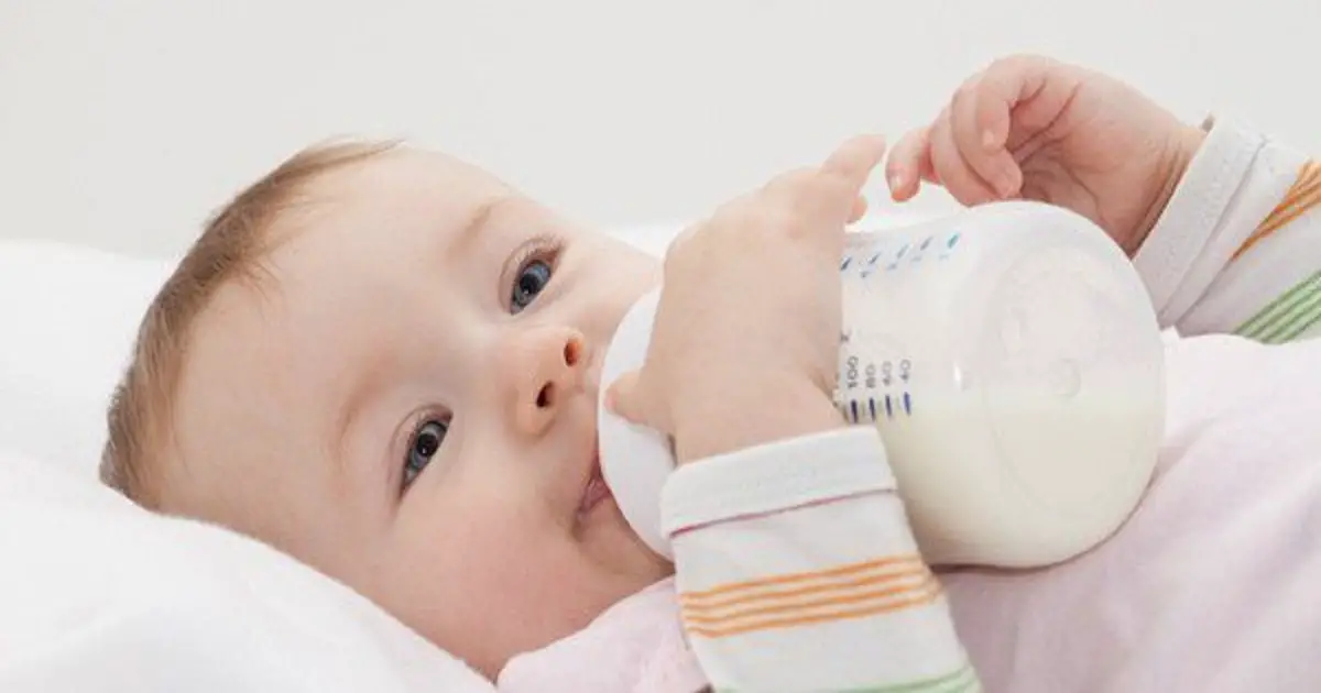 mitos cuidado bebe bebe tomando leche de biberon