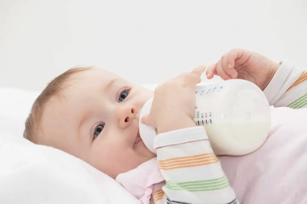 reflujos en bebés bebe tomando leche
